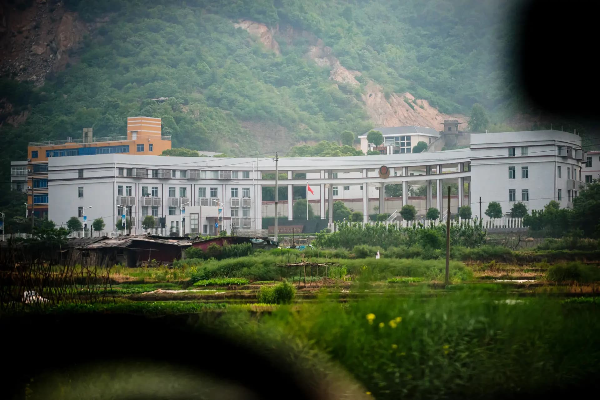 Una fotografía tomada a través de la ventanilla de un automóvil muestra el campo de trabajo de Zhuzhou Baimalong, en la provincia de Hunan, China, el 29 de abril de 2013. Antes de 2013, la policía china podía enviar a las personas a programas de reeducación mediante el trabajo por un máximo de cuatro años sin un juicio formal. (Ed Jones/AFP vía Getty Images).