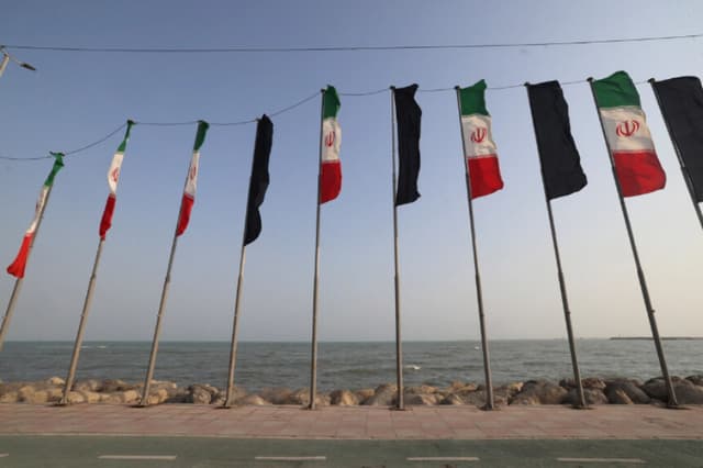 Banderas iraníes ondean a lo largo del paseo marítimo de la ciudad portuaria de Bandar Abbas, en el sur de Irán, el 10 de agosto de 2026. (Atta Kenare/AFP vía Getty Images).