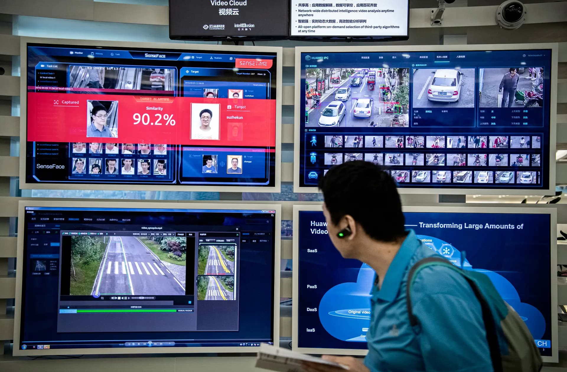 El 26 de abril de 2019 se muestra en los monitores del campus de Huawei en Bantian, Shenzhen, China, una demostración de reconocimiento facial e inteligencia artificial. June Teufel Dreyer señaló que los avances en dichas tecnologías impulsaron un resurgimiento y una intensificación de los métodos de control social de la era de Mao. (Kevin Frayer/Getty Images).