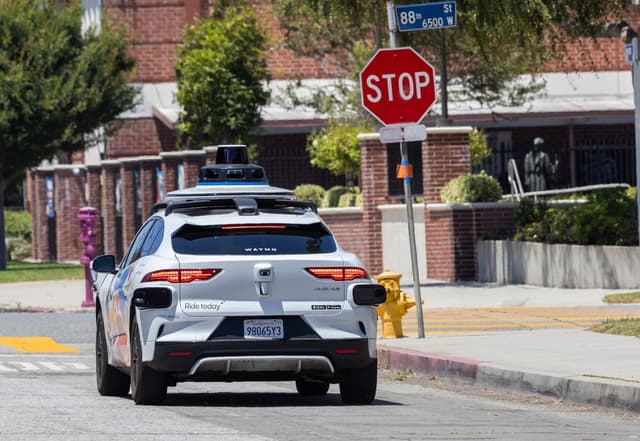 Un vehículo autónomo espera a los pasajeros en Los Ángeles el 1 de julio de 2025. (John Fredricks/The Epoch Times)
