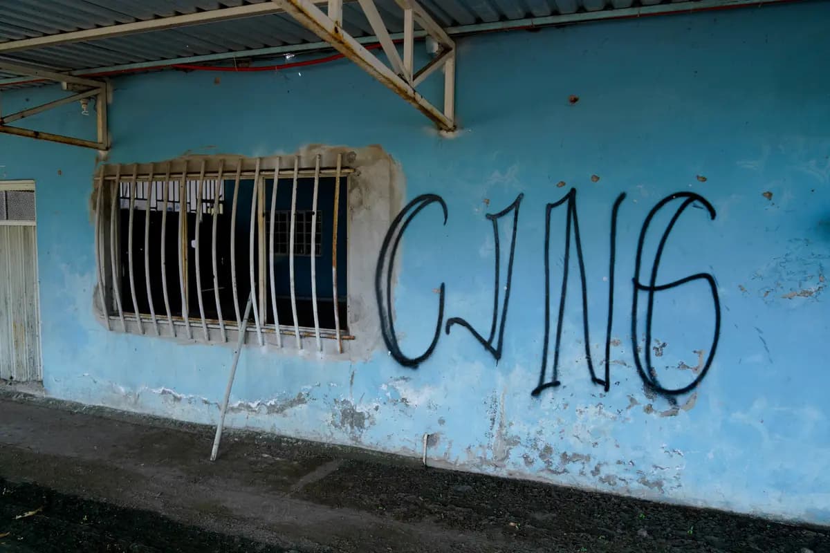 <em>Las letras "CJNG", nombre oficial del grupo, Cártel Jalisco Nueva Generación, cubren la fachada de una casa abandonada en El Limoncito, estado de Michoacán, México, el 30 de octubre de 2021. (Eduardo Verdugo/AP Photo).</em>