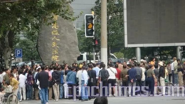 El 13 de octubre de 2008, varias personas se reunieron frente al Tribunal Superior de Shanghái para apoyar a Yang Jia. (The Epoch Times).
