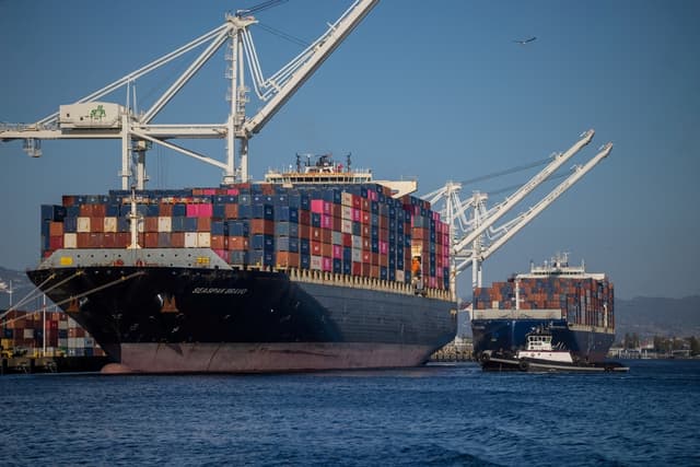 En la imagen se observa un buque de carga repleto de contenedores en el puerto de Oakland, California, el 4 de agosto de 2025. (Carlos Barria/Reuters)
