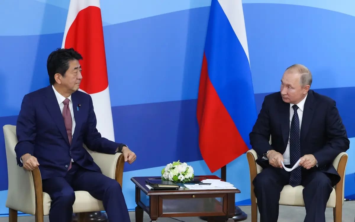 El primer ministro de Japón, Shinzo Abe (izquierda), conversa con el presidente ruso, Vladimir Putin, durante una reunión en Vladivostok el 5 de septiembre de 2019. (Mikhail Klimentyev/Sputnik/AFP vía Getty Images)