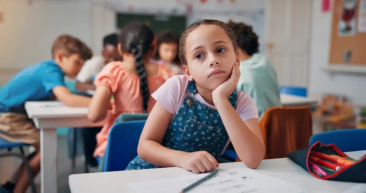 Según los estudios, el ruido excesivo dificulta que los estudiantes aprendan y retengan información. (PeopleImages/Shutterstock)