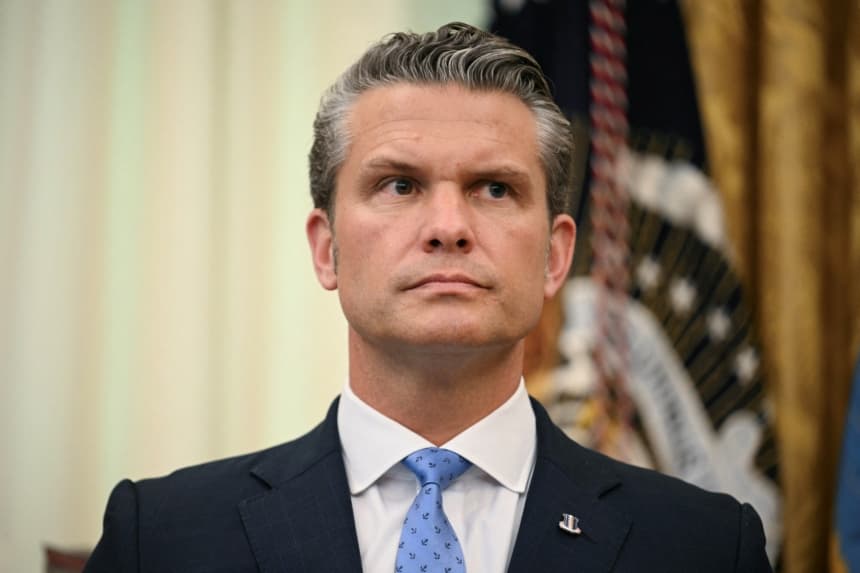El secretario de Defensa de EE. UU., Pete Hegseth, observa antes de que el presidente Donald Trump firme una orden ejecutiva en la Oficina Oval de la Casa Blanca en Washington, D. C., el 3 de agosto de 2026. (Jim WATSON / AFP via Getty Images)