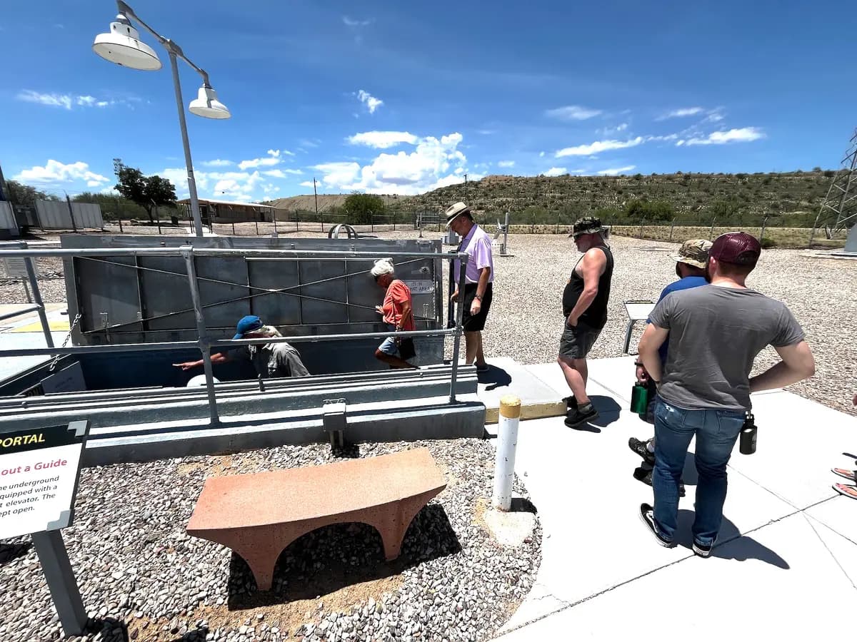 Los visitantes ingresan a un antiguo complejo subterráneo de lanzamiento de misiles en el Museo de Misiles Titan, en Green Valley, Arizona, el 24 de julio de 2026. (Allan Stein/The Epoch Times).