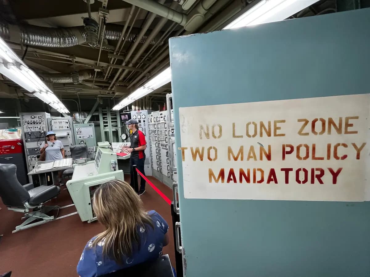 Un largo recorrido a través de puertas blindadas de acero conduce a la instalación de control de lanzamiento propiamente dicha en el Museo del Misil Titán, en Green Valley, Arizona, el 24 de julio de 2026. (Allan Stein/The Epoch Times).