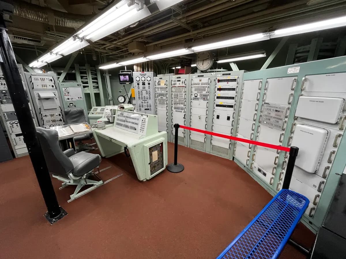 Una vista más amplia de la instalación de control de lanzamiento en el Museo del Misil Titán, en Green Valley, Arizona, el 24 de julio de 2026. (Allan Stein/The Epoch Times).