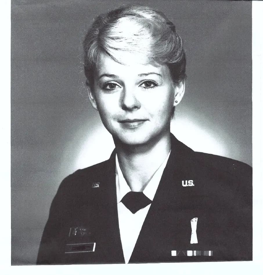 La coronel retirada Linda Aldrich cuando era una joven operadora de misiles Titan II. (Cortesía de Linda Aldrich).
