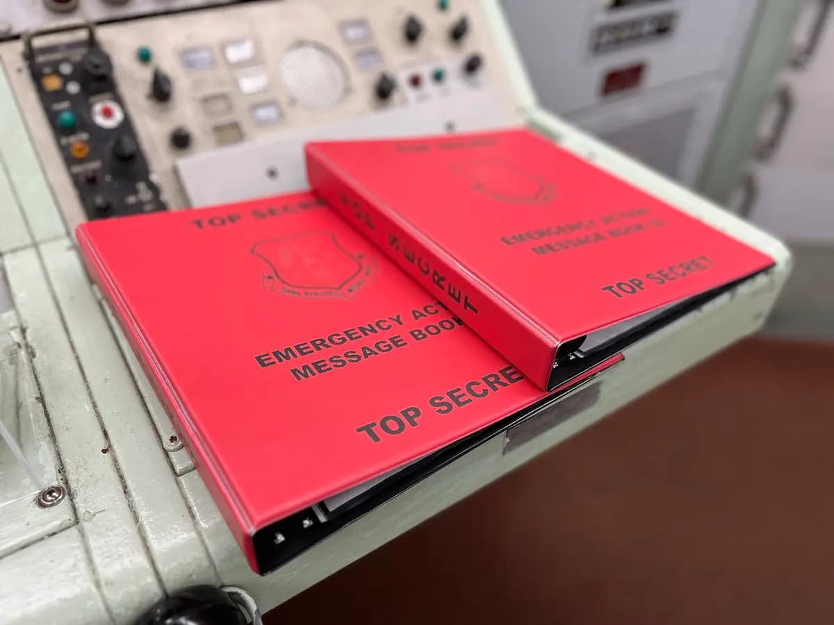 Instrucciones que antes eran de alto secreto para el lanzamiento de misiles balísticos intercontinentales (ICBM) en el Museo del Misil Titán, en Green Valley, Arizona, el 24 de julio de 2026. (Allan Stein/The Epoch Times).