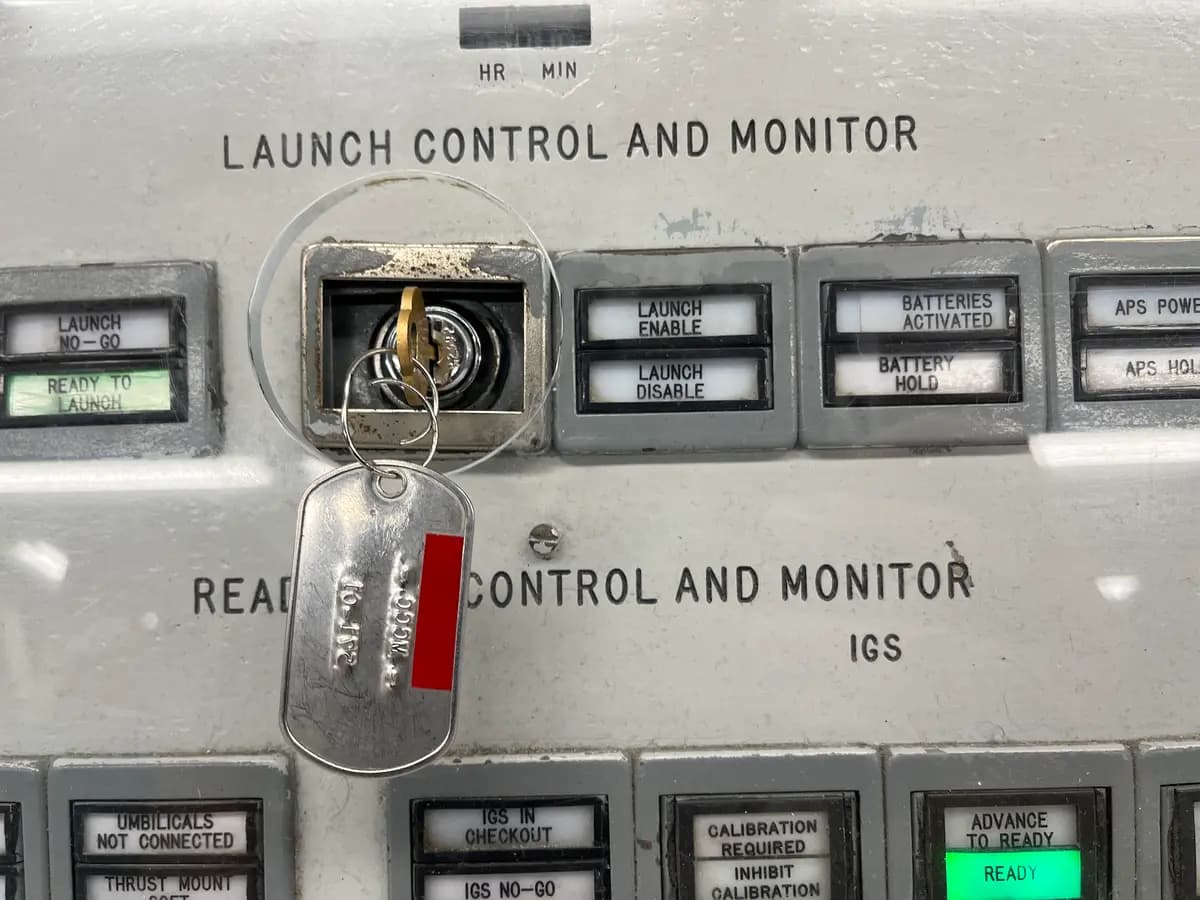 El 24 de julio de 2026, se inserta una de las dos llaves utilizadas para lanzar un misil Titan II en la consola de control del Museo del Misil Titan, en Green Valley, Arizona. (Allan Stein/The Epoch Times).