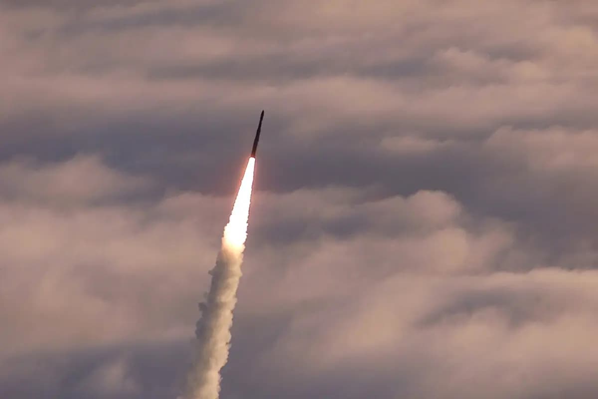 En una foto de archivo, se observa el lanzamiento de un misil balístico intercontinental Minuteman II sin armamento desde la Base Aérea de Vandenberg, en California. (USAF/Getty Images).
