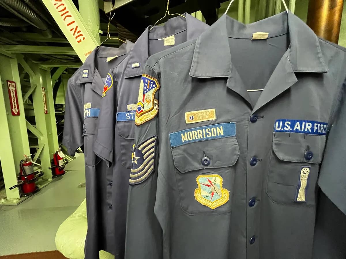 Viejos uniformes cuelgan dentro de la instalación de control de lanzamiento en el Museo del Misil Titán, en Green Valley, Arizona, el 24 de julio de 2026. (Allan Stein/The Epoch Times).