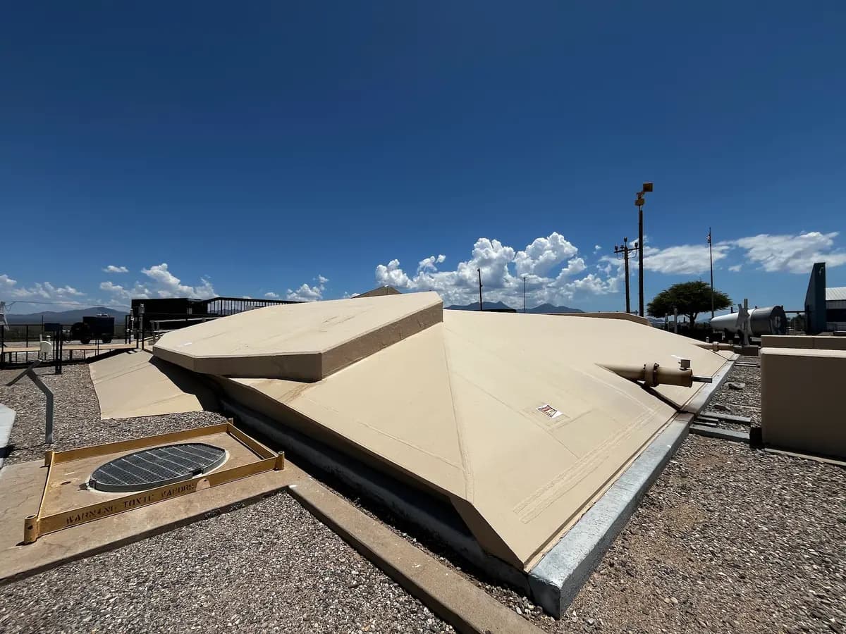 Vista exterior de la puerta de lanzamiento sobre el silo que alberga un misil Titán II desactivado en el Museo del Misil Titán, en Green Valley, Arizona, el 24 de julio de 2026. (Allan Stein/The Epoch Times).