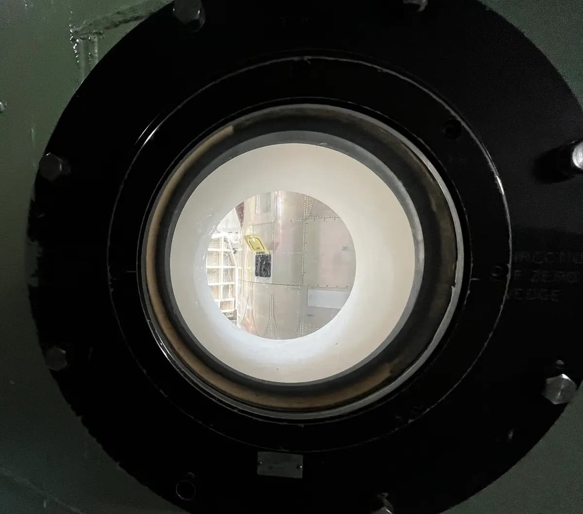 Un misil Titan II desactivado, visto a través de un ojo de buey dentro del silo de misiles el 24 de julio de 2026. (Allan Stein/The Epoch Times).