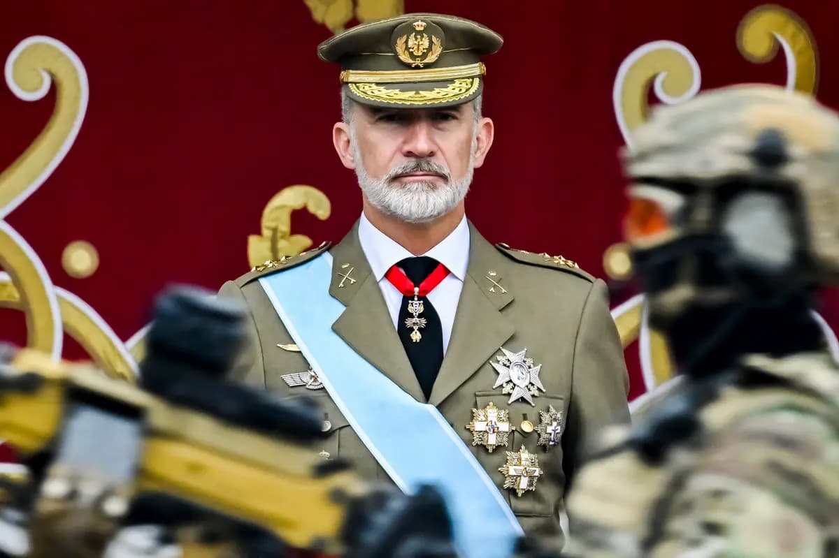 El rey Felipe VI de España asiste al desfile militar del Día Nacional en Madrid el 12 de octubre de 2024. (Carlos Álvarez/Getty Images)