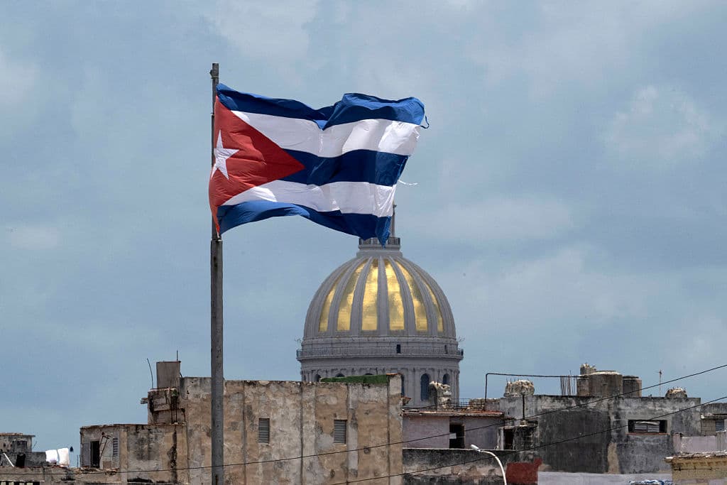 La bandera cubana ondea en el Malecón de La Habana, con el Capitolio al fondo, el 18 de junio de 2026. (Pablo PORCIUNCULA / AFP vía Getty Images)