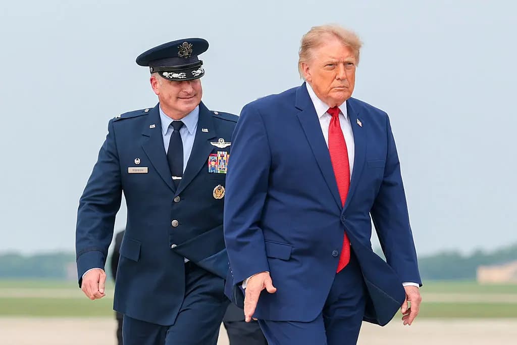 <em>El presidente Trump, acompañado por el coronel de la Fuerza Aérea de Estados Unidos, Christopher M. Robinson, camina para abordar el Air Force One en la Base Conjunta Andrews, Maryland, el 11 de agosto de 2026. (Anna Moneymaker/Getty Images).</em>