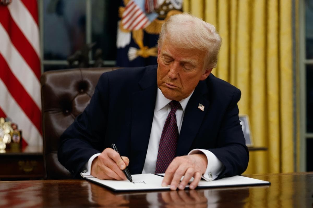 El presidente Donald Trump firma órdenes ejecutivas en el Despacho Oval de la Casa Blanca el 20 de enero de 2025. (Anna Moneymaker/Getty Images)