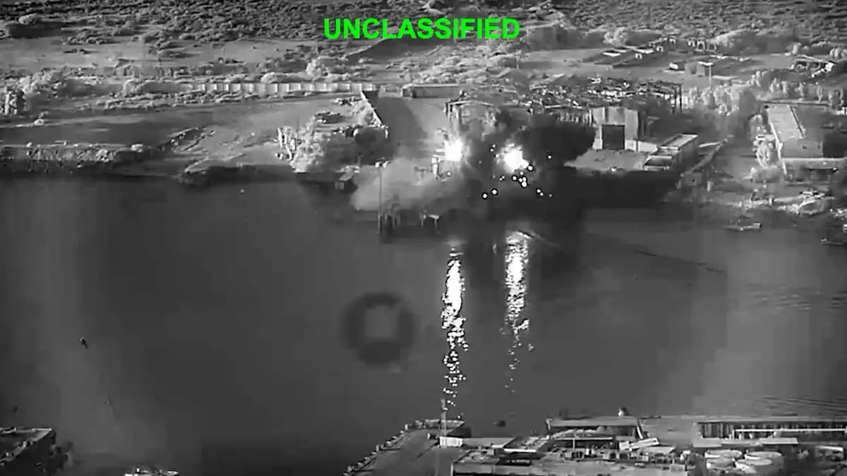 El 13 de julio de 2026, drones marítimos estadounidenses atacaron un submarino y una instalación de mantenimiento naval en una zona no revelada de Irán. (Foto cedida por el Departamento de Defensa de EE. UU. a través de Getty Images).