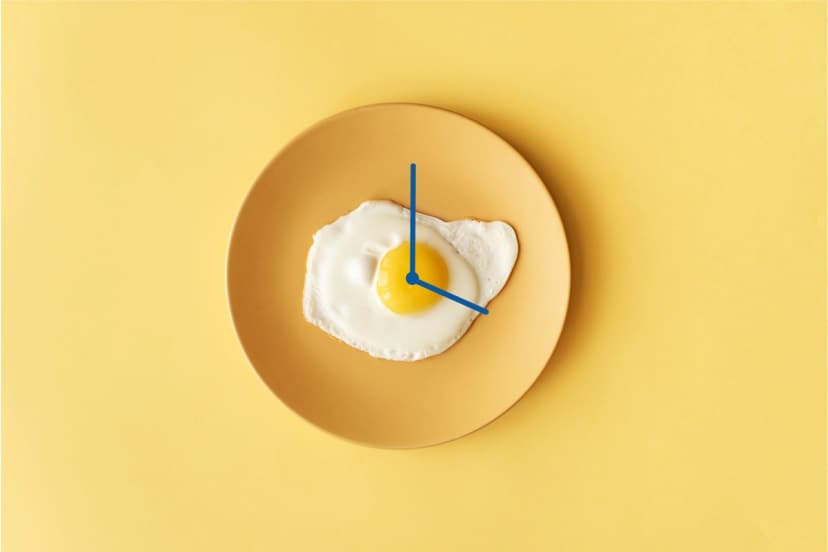 La ciencia sobre cuándo comer proteínas. (Ilustración de The Epoch Times, Getty Images, Shutterstock).