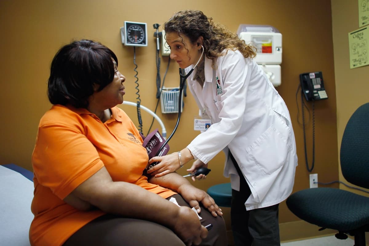 En esta fotografía de archivo sin fecha, una mujer es examinada por un médico durante un chequeo de rutina en una clínica de salud comunitaria en Miami. (Joe Raedle/Getty Images).