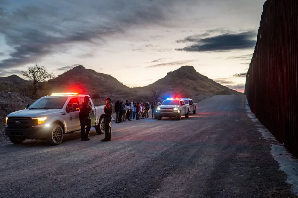 Unos agentes de la Patrulla Fronteriza de EE. UU. detienen a inmigrantes ilegales procedentes de México y Guatemala tras cruzar un tramo del muro fronterizo y entrar en Ruby, Arizona, el 4 de enero de 2025. (Brandon Bell/Getty Images).
