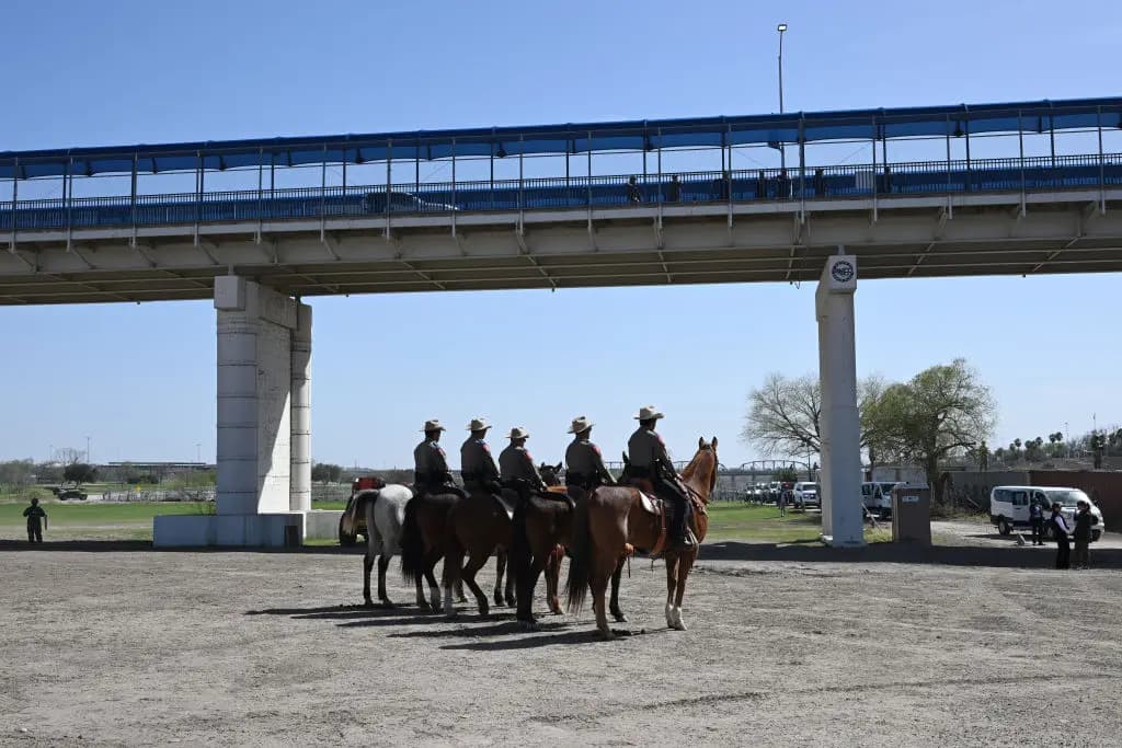 Miembros de la Patrulla Fronteriza de EE. UU. en la frontera entre EE. UU. y México, en Eagle Pass, Texas, el 5 de marzo de 2025. (Brandon Bell/Getty Images).