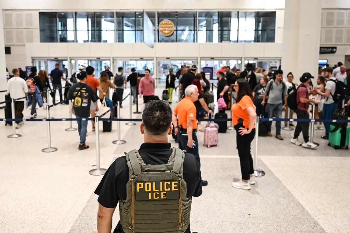 Personal del Servicio de Inmigración y Control de Aduanas de EE. UU. (ICE) en el Aeropuerto Intercontinental George Bush de Houston, Texas, el 23 de marzo de 2026. (Ronaldo Schemidt/AFP vía Getty Images).