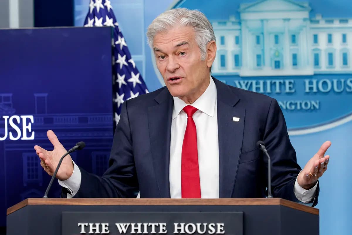 <em>El Dr. Mehmet Oz, administrador de los Centros de Servicios de Medicare y Medicaid, habla durante una conferencia de prensa en la Sala de Prensa Brady de la Casa Blanca en Washington el 2 de junio de 2026. (Alex Wong/Getty Images).</em>