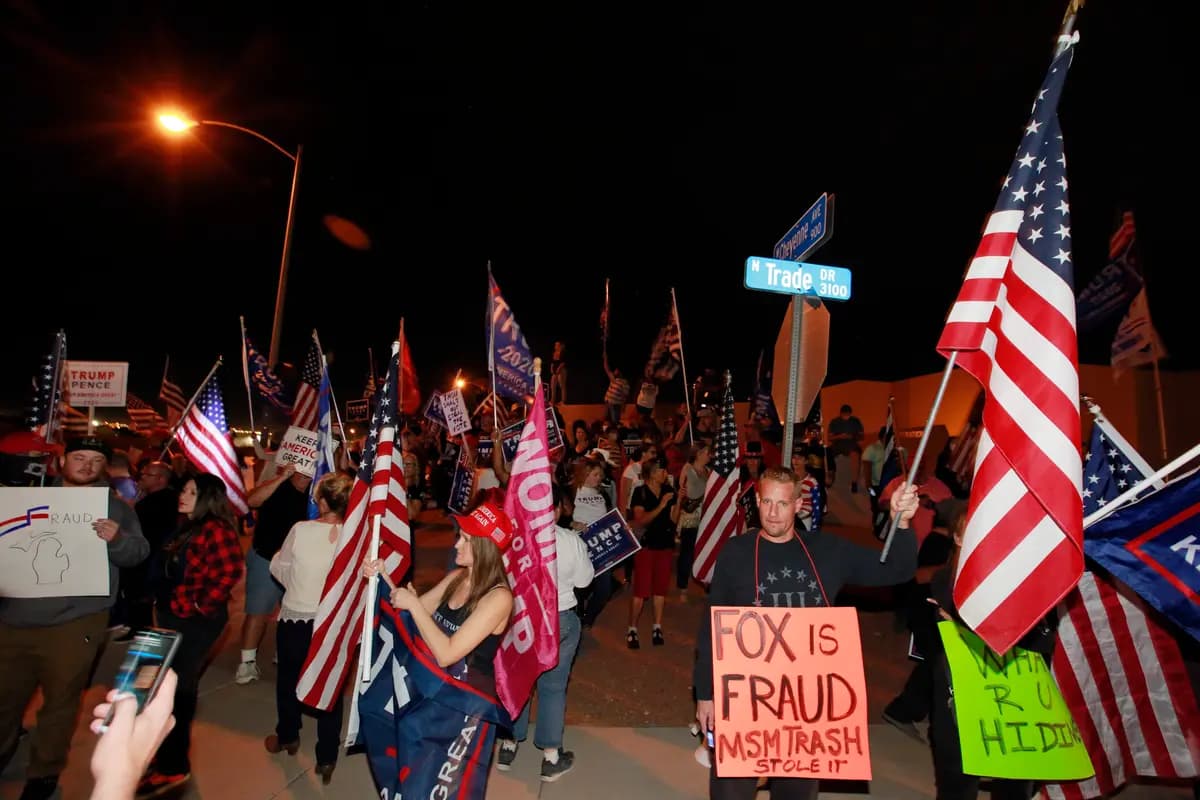<em>Partidarios de Donald Trump protestan contra las elecciones de Nevada frente al Departamento Electoral del Condado de Clark en North Las Vegas, Nevada, el 5 de noviembre de 2020. (Ronda Churchill/AFP vía Getty Images).</em>