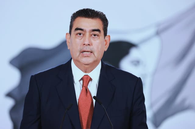 El comisionado del Instituto Nacional de Migración (INM), Sergio Salomón Céspedes, habla durante una rueda de prensa este viernes, en Palacio Nacional de la Ciudad de México (EFE/Mario Guzmán)