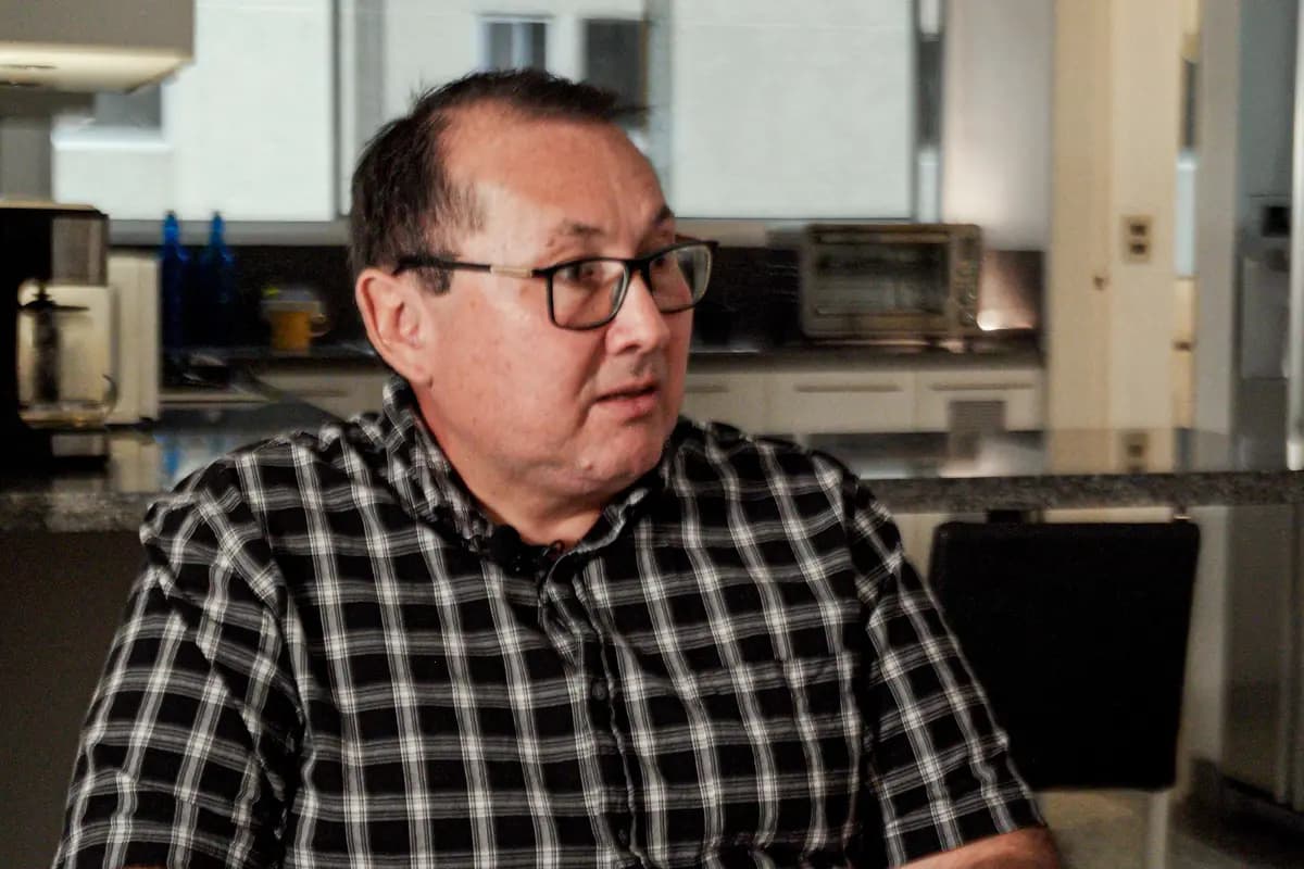 <em>El activista de derechos humanos Edward Ocariz habla sobre los cambios necesarios en Venezuela, en Caracas, Venezuela, el 6 de julio de 2026. Fue encarcelado durante cuatro meses por el régimen venezolano durante las elecciones de 2024. (Frederico Vidovix/The Epoch Times).</em>