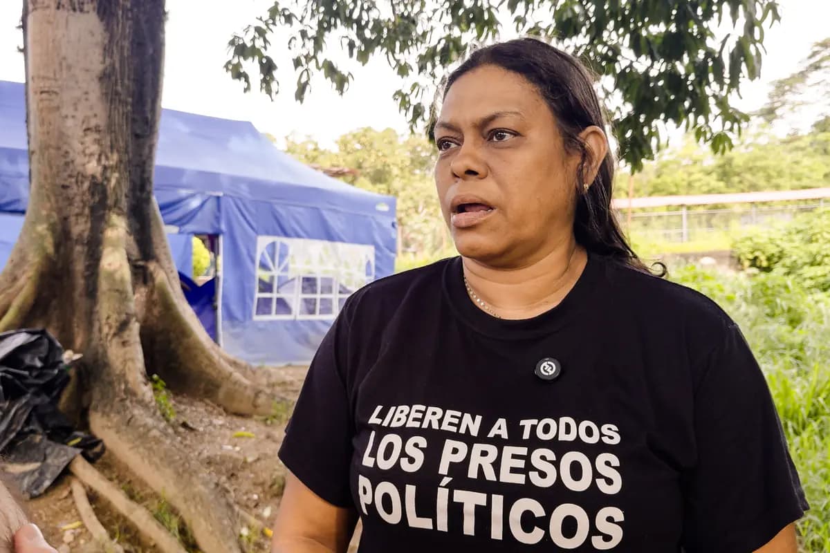<em>Massiel Cordones protesta contra el encarcelamiento de su hijo frente a la prisión de El Rodeo, en Guatire, Venezuela, el 8 de julio de 2026. Cordones dijo que su hijo ha sido torturado durante los seis años que lleva en prisión. (Frederico Vidovix/The Epoch Times).</em>