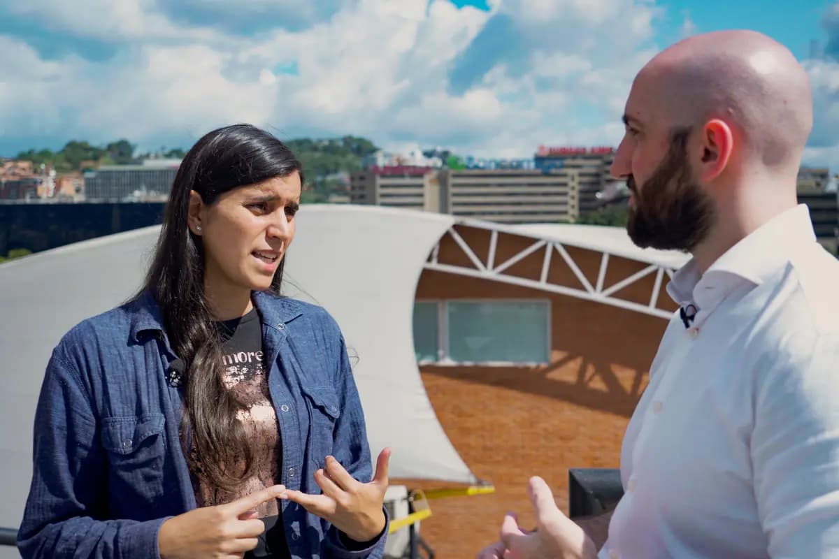 <em>La periodista Luna Perdomo (izquierda) y el reportero de Epoch Times, Marcos Schotgues, conversan sobre la leve mejora en la libertad de prensa en Venezuela desde el derrocamiento del expresidente Nicolás Maduro, en Caracas, Venezuela, el 7 de julio de 2026. (Frederico Vidovix/The Epoch Times).</em>