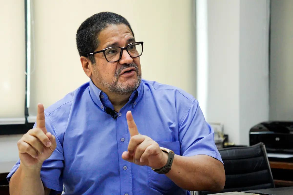 <em>Luis Crespo, profesor de economía y vicepresidente de la asociación de profesores de la Universidad Central de Venezuela, describe el declive económico de Venezuela en Caracas, Venezuela, el 8 de julio de 2026. (Frederico Vidovix/The Epoch Times).</em>