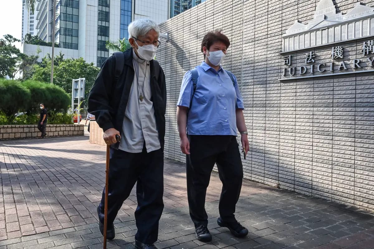 El cardenal Joseph Zen (izquierda), uno de los clérigos católicos de más alto rango de Asia, llega a un tribunal para su juicio en Hong Kong el 26 de septiembre de 2022. (Peter Parks/AFP vía Getty Images).