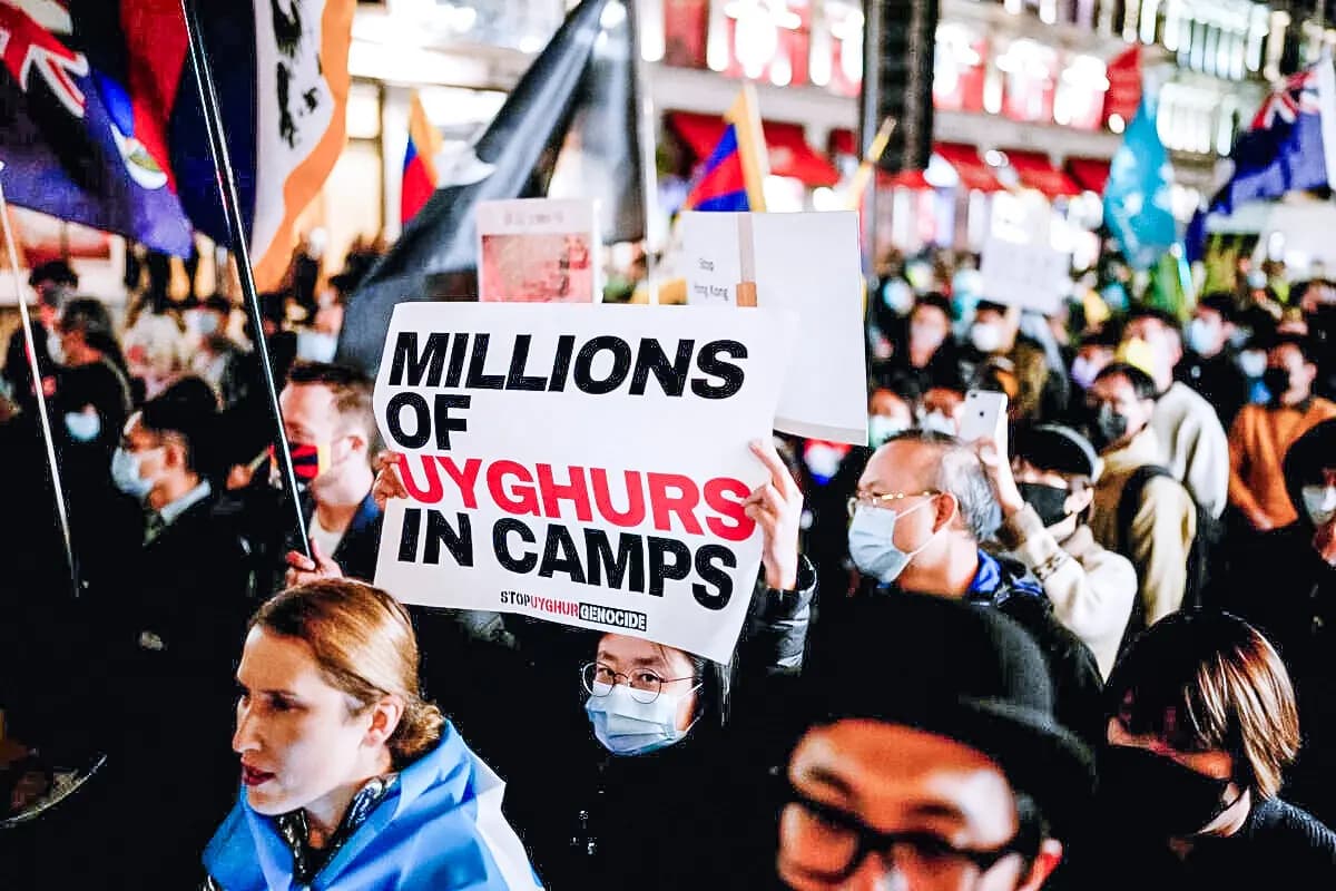 Manifestantes en apoyo a los uigures, tibetanos y hongkoneses participan en una protesta contra el Partido Comunista Chino mientras marchan por Regent Street hacia la Embajada de China en Londres el 1 de octubre de 2021. (Foto de Matt Dunham/AP).