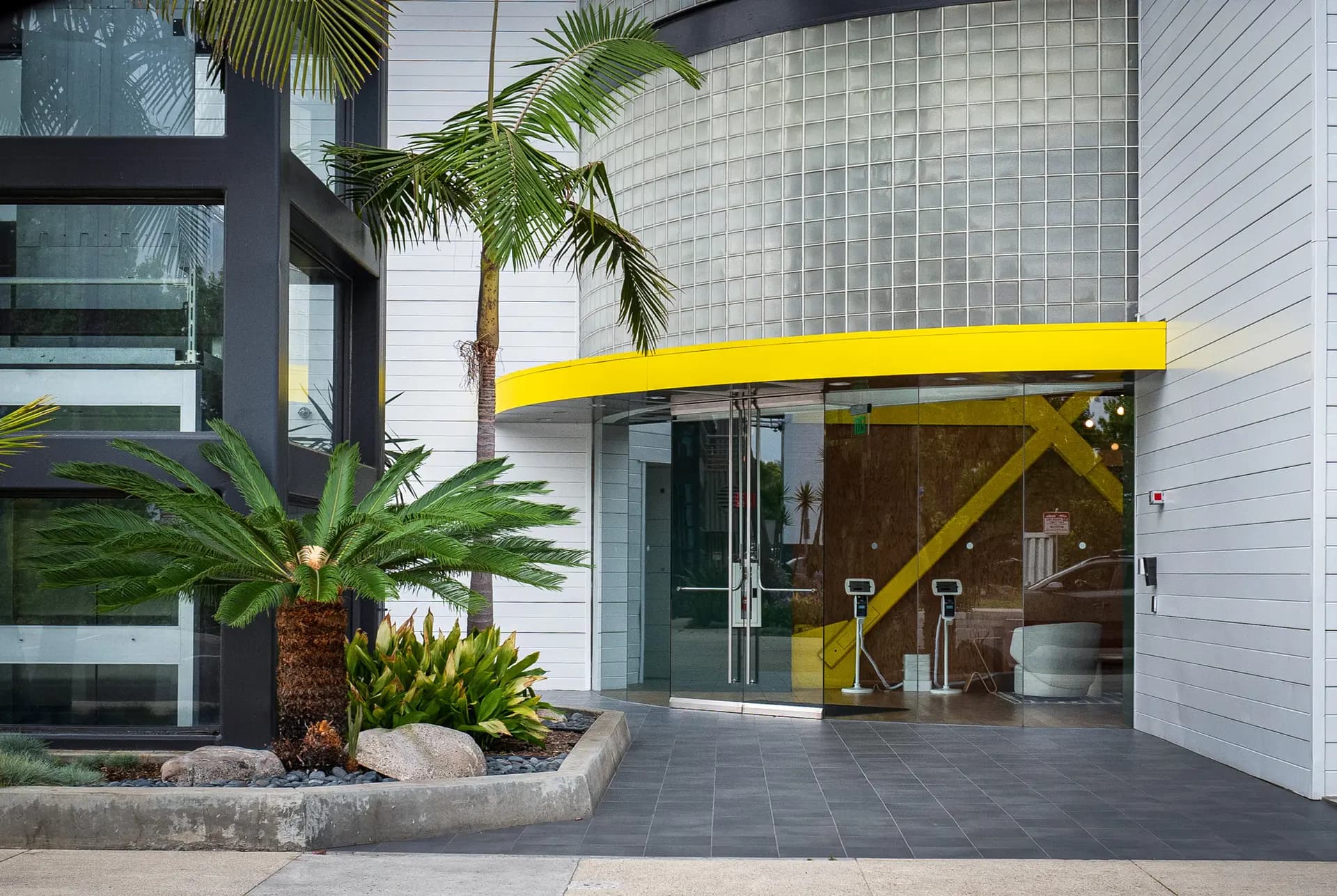 Oficinas de Snap Inc., desarrolladores de la aplicación “Snapchat”, en Santa Mónica, California, el 23 de junio de 2025. Ante la avalancha de demandas civiles por supuestos daños a usuarios jóvenes, el gigante de las redes sociales ha introducido en los últimos años funciones destinadas a proteger contra peligros como la venta ilícita de drogas y la explotación sexual. (John Fredricks/The Epoch Times).