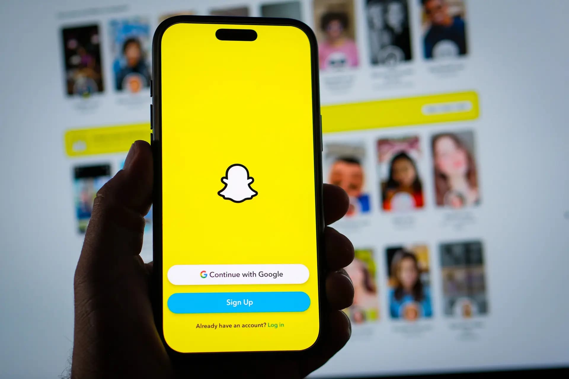 En esta fotografía, tomada el 11 de agosto de 2026, una persona sostiene un teléfono con la aplicación Snapchat abierta. Snapchat dice que aproximadamente el 90% de los jóvenes de entre 13 y 24 años en todo el mundo usan la aplicación, conocida por sus mensajes efímeros, filtros de realidad aumentada y la función de compartir la ubicación en tiempo real. (Oleksii Pydsosonnii/The Epoch Times).