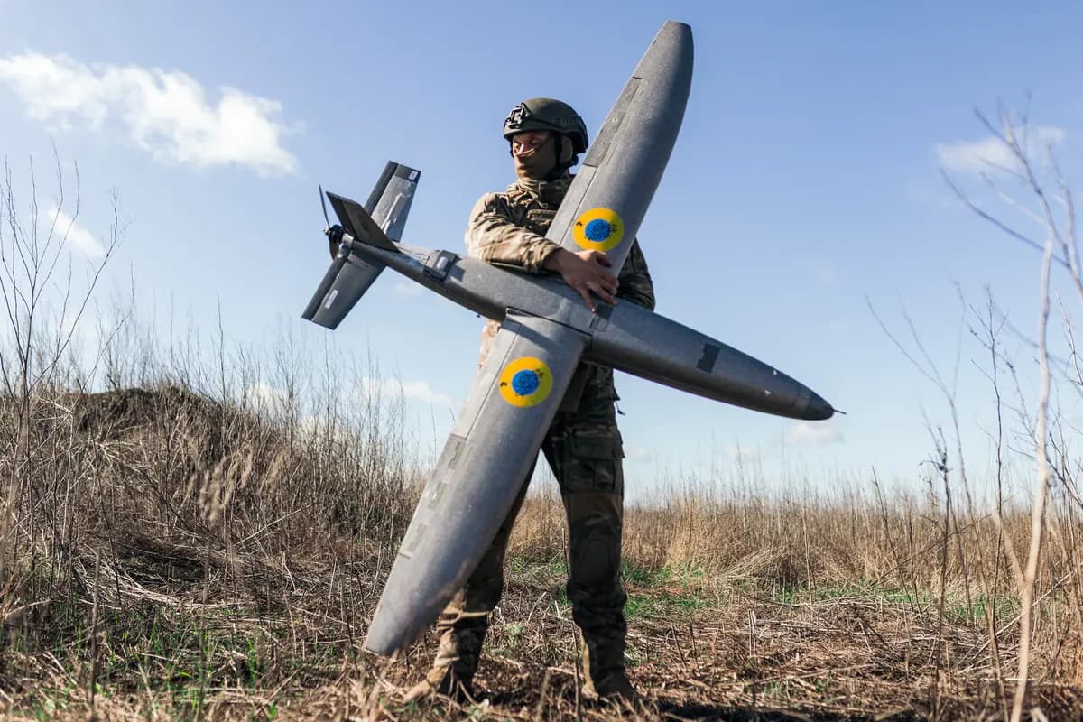 Un soldado ucraniano de la unidad de vehículos aéreos no tripulados "Taifun" sostiene un dron de ataque "Marsianin" de nuevo modelo en la región de Járkov, en Ucrania, el 7 de abril de 2026. (Nikoletta Stoyanova/Getty Images)