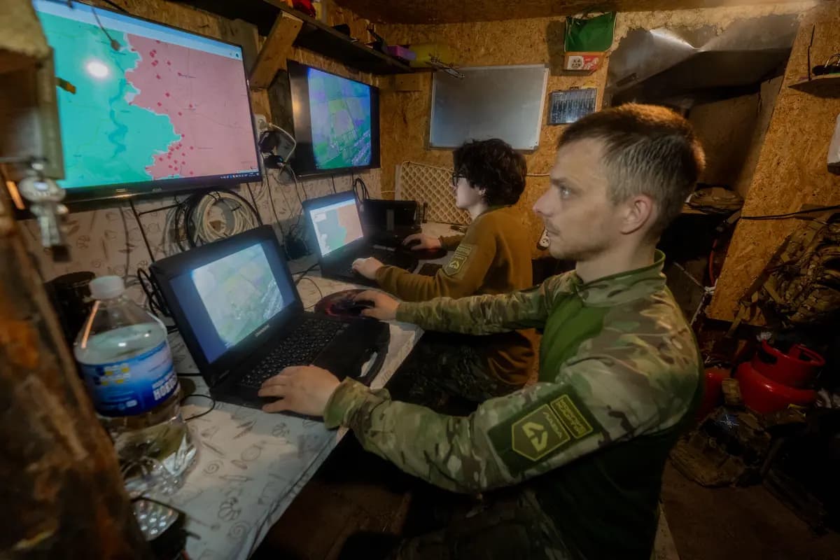 Militares ucranianos de la brigada Khartia revisan las imágenes aéreas de un dron en el centro de mando de la región de Járkov, Ucrania, el 20 de mayo de 2026. (Andrii Marienko/AP Photo)