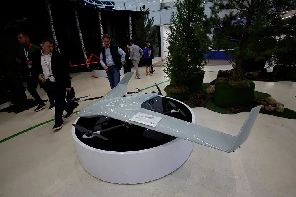 Los visitantes examinan drones de fabricación rusa durante un foro en el que participaron desarrolladores, fabricantes y operadores de sistemas no tripulados y robóticos en el Centro de Innovación Skolkovo, en las afueras de Moscú, el 14 de agosto de 2025. (Tatyana Makeyeva/AFP vía Getty Images)
