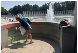 Arrestan a mujer por vandalismo contra un monumento a la Segunda Guerra Mundial en Washington
