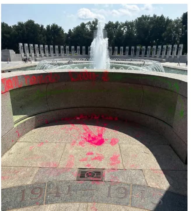 <em>El monumento a los caídos en la Segunda Guerra Mundial vandalizado en Washington el 13 de agosto de 2026. (Cortesía del Departamento de Justicia).</em>