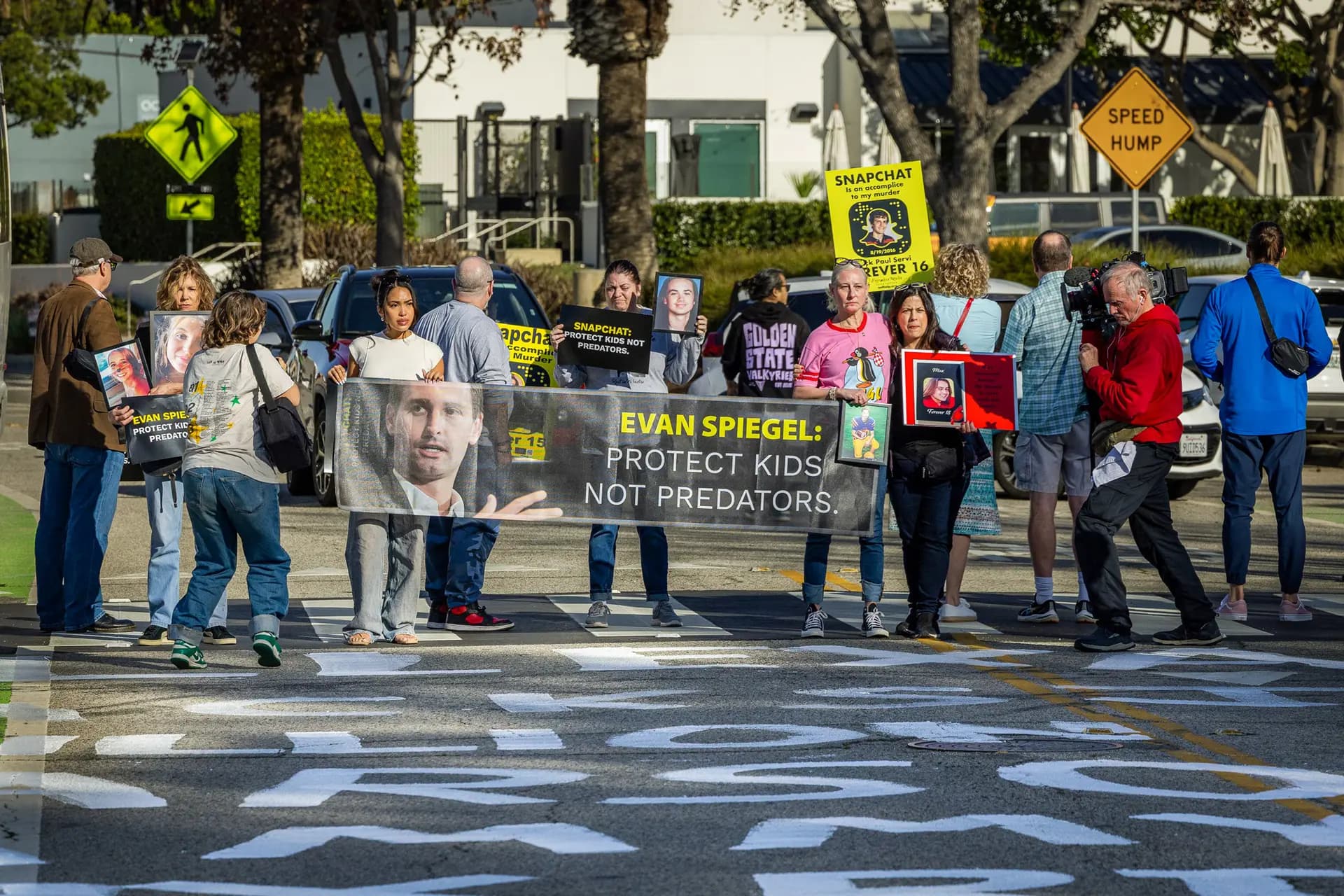 Manifestantes bloquean una carretera cerca de las oficinas de Snap Inc. en Santa Mónica, California, el 12 de febrero de 2026. Padres, incluyendo aquellos que perdieron hijos por intoxicaciones accidentales con fentanilo relacionadas con Snapchat, dicen que es urgente abordar el tema de la seguridad de los jóvenes en la plataforma. (John Fredricks/The Epoch Times).
