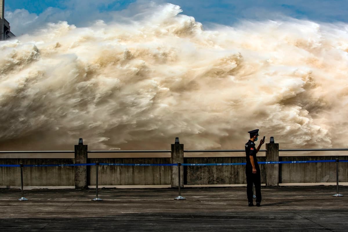 El 19 de julio de 2020, se liberó agua de la presa de las Tres Gargantas, un gigantesco proyecto hidroeléctrico en el río Yangtsé, para aliviar la presión de las inundaciones en Yichang, provincia de Hubei, en el centro de China. (STR/AFP vía Getty Images).