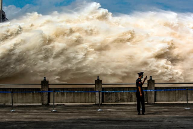 El 19 de julio de 2020, se liberó agua de la presa de las Tres Gargantas, un gigantesco proyecto hidroeléctrico en el río Yangtsé, para aliviar la presión de las inundaciones en Yichang, provincia de Hubei, en el centro de China. (STR/AFP vía Getty Images).