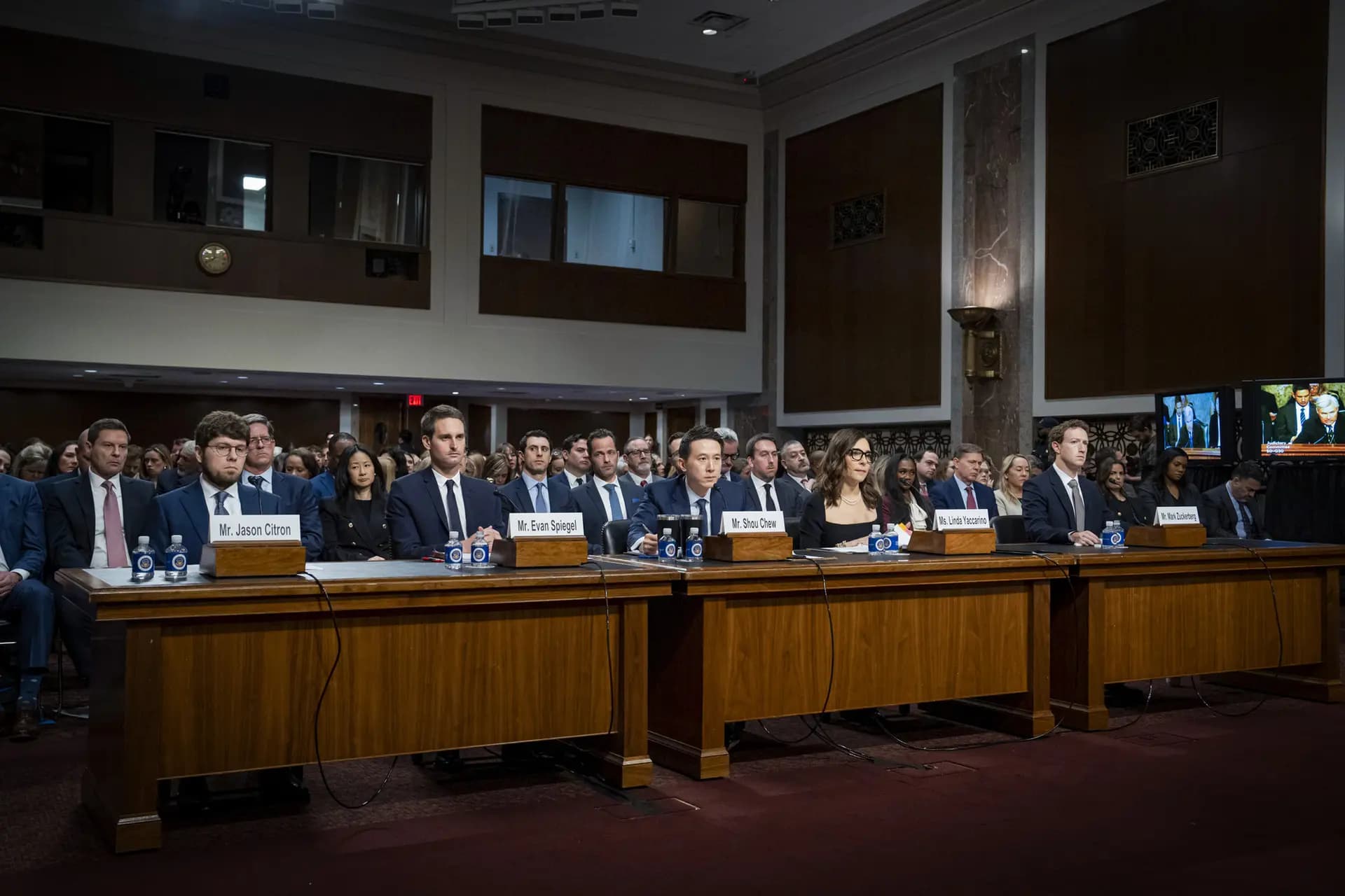 (De izquierda a derecha) El director ejecutivo de Discord, Jason Citron; el cofundador y director ejecutivo de Snap, Evan Spiegel, el director ejecutivo de TikTok, Shou Chew, la directora ejecutiva de X, Linda Yaccarino y el fundador y director ejecutivo de Meta, Mark Zuckerberg, testifican ante el Comité Judicial del Senado sobre las grandes empresas tecnológicas y la crisis de explotación sexual infantil en línea, en Washington el 31 de enero de 2024. (Madalina Vasiliu/The Epoch Times).